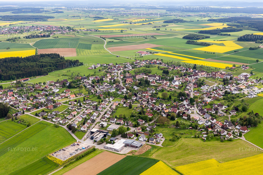Luftbild: Landwirtschaftliche Nutzflächen und Feldgrenzen umsäumen das Siedlungsgebiet des Dorfes im Ortsteil Marschalkenzimmern in Dornhan im Bundesland Baden-Württemberg in Deutschland. Foto: IMG_114546.jpg vom 30.05.2019 durch Werner Riehm/FLY-FOTO.de