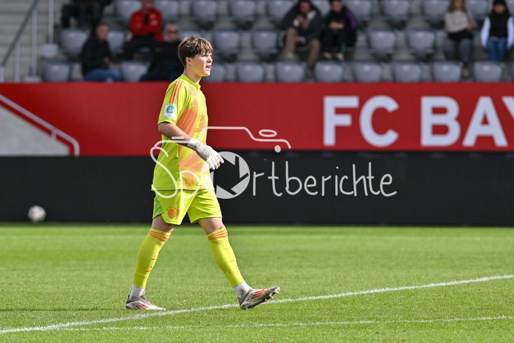 FC Bayern München U19 - SpVgg Unterhaching U19 | Im Bild  Leon KLANAC (FC Bayern München #1) / Freisteller / Einzelfoto