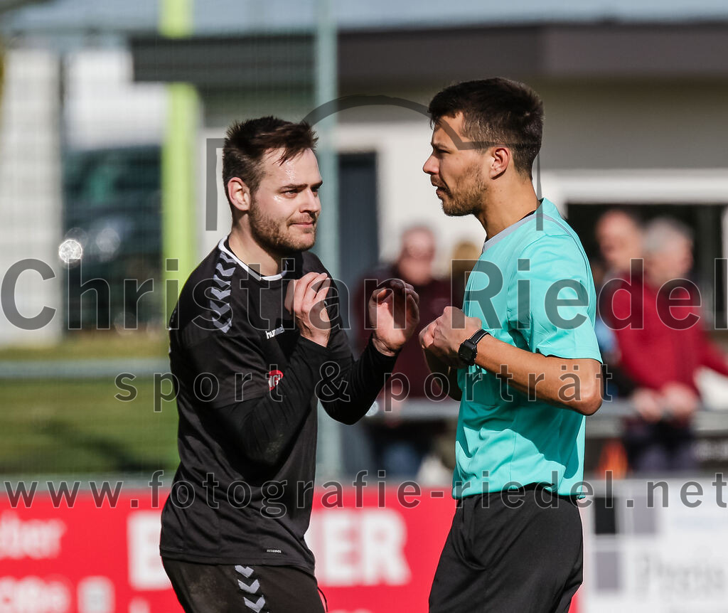 2024-02-24_093_FC_Schwaig_gegen_TSV_1880_Wasserburg | Oberding, Deutschland, 24.02.2024:
Fußball, 2. Runde Qualifikation TOTO-Pokal 2023 / 2024, 1. Spieltag, FC Schwaig gegen TSV 1880 Wasserburg, Endergebnis: 2:3

Tobias Bartl (FC Schwaig, #37), Schiedsrichter Xaver Fabisch

Foto: Christian Riedel / fotografie-riedel.net