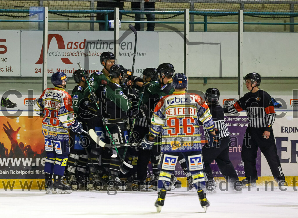 2022-12-09_150_TSV_Erding_gegen_EHC_Waldkraiburg | Erding, Deutschland, 09.12.2022:
Eishockey, Bayernliga 2022 / 2023, 19. Spieltag, TSV Erding gegen EHC Waldkraiburg, Endergebnis: 9:2

Anthony Dillmann (EHC Waldkraiburg, #26), Bastian Cramer (Erding Gladiators, #34), Philipp Seifert (EHC Waldkraiburg, #96)

Foto: Christian Riedel / fotografie-riedel.net