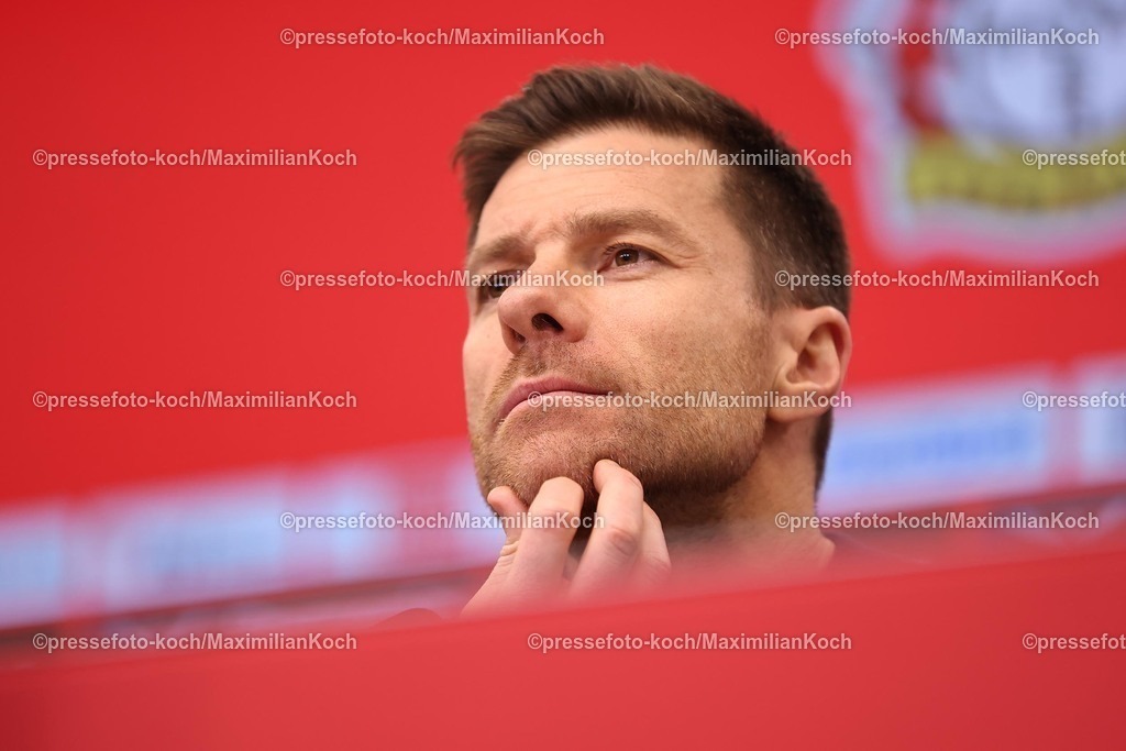 Lev15022501111 | 15.02.2025, Fußball, Bayer 04 Leverkusen - FC Bayern München, 1. Fußball Bundesliga, 22. Spieltag, BayArena, Saison 2024 2025: Pressekonferenz mit den Trainern nach dem Spiel - Cheftrainer Xabi Alonso (Bayer 04 Leverkusen Trainer)  DFB regulations prohibit any use of photographs as image sequences and or quasi-video.