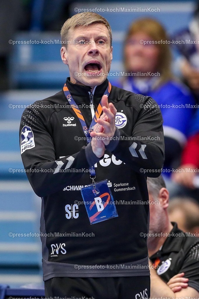 Gum11022501064 | 11.02.2025, Handball, European League - Hauptrunde Gruppe IV, VfL Gummersbach - SG Flensburg-Handewitt, Schwalbe-Arena: Trainer Gudjon Valur Sigurdsson (GUM) gestikulierend am Spielfeldrand
