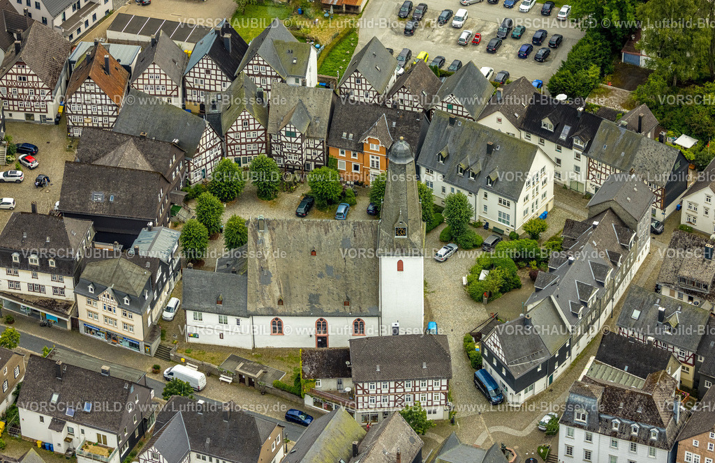 BadLaasphe240709553 | Luftbild, evang. Stadtkirche und Kirchplatz im Ortszentrum mit historischen Fachwerkhäusern, grüne Bäume, Bad Laasphe, Wittgensteiner Land, Nordrhein-Westfalen, Deutschland
