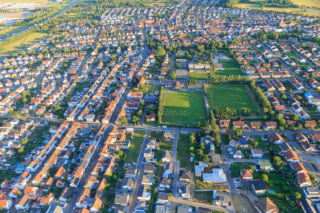 Luftbild: Ortsansicht von Norden im Ortsteil Karlsdorf in Karlsdorf-Neuthard im Bundesland Baden-Württemberg in Deutschland. Foto: IMG_115302.jpg vom 13.06.2019 durch Werner Riehm/FLY-FOTO.de