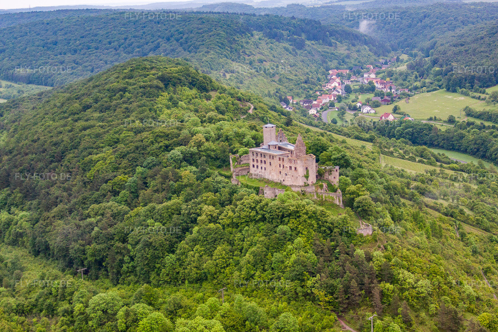 Luftbild: Burg Trimburg im Ortsteil Trimberg in Elfershausen im Bundesland Bayern in Deutschland. – Foto: IMG_65958.jpg vom 30.05.2014 durch Werner Riehm/FLY-FOTO.de – Auflösung des Originals: 4752 x 3168 px