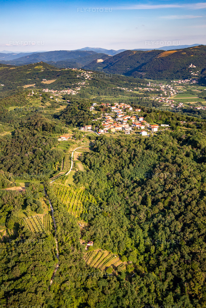 Vue aérienne: Vue de la ville à le quartier Preserje in Nova Gorica dans le département Slovénie, Slovénie. Photo: IMG_137475.jpg prise le 14/07/2023 par Werner Riehm/FLY-FOTO.euRésolution de l'original: 3648 x 5472 px