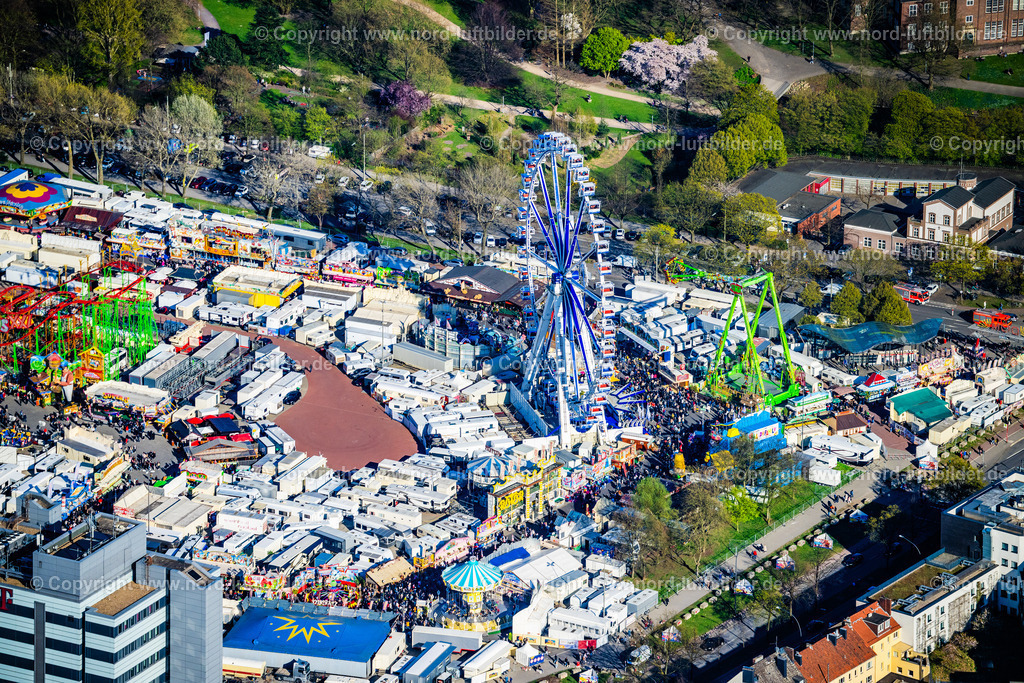 Hamburg_Heiligengeistfeld_Dom_Riesenrad_ELS_3840060425 | HAMBURG 06.04.2025 Kirmes - und Rummel- Veranstaltungsgelände des Heiligengeistfeld des Hamburger Dom im Karolinenviertel im Ortsteil Sankt Pauli in Hamburg. Weiterführende Informationen bei: hamburg.de GmbH & Co. KG. // Fair location Heiligengeistfeld of Hamburger Dom festival center in the Karolinenviertel in the district Sankt Pauli in Hamburg, Germany. Further information at: hamburg.de GmbH & Co. KG. Foto: Martin Elsen