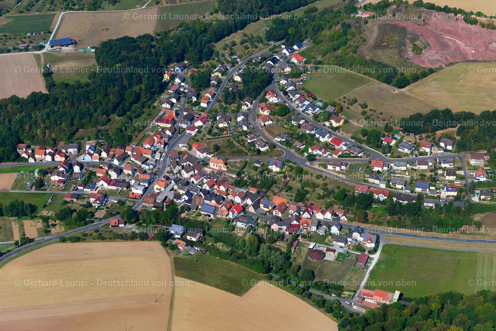 3650619 | WüSTENZELL 13.09.2016 Landwirtschaftliche Nutzflächen und Feldgrenzen  umsäumen das Siedlungsgebiet des Dorfes in Wüstenzell im Bundesland Bayern, Deutschland // Agricultural land and field boundaries surround the settlement area of the village  in Wüstenzell in the state Bavaria, Germany Foto: Gerhard Launer