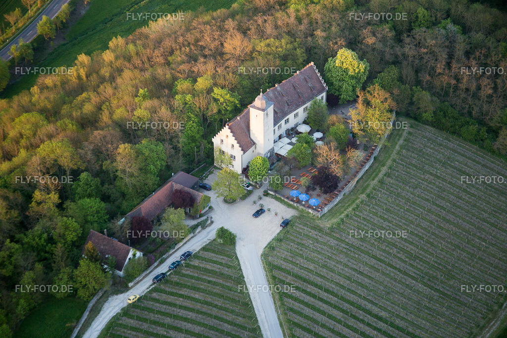 Burganlage des Schloß Hallburg Vinothek mit Weinbergen | Luftbild: Burganlage des Schloß Hallburg Vinothek mit Weinbergen in Volkach im Bundesland Bayern in Deutschland. Foto: IMG_087903.jpg vom 05.05.2016 durch Werner Riehm/FLY-FOTO.de - Realisiert mit Pictrs.com