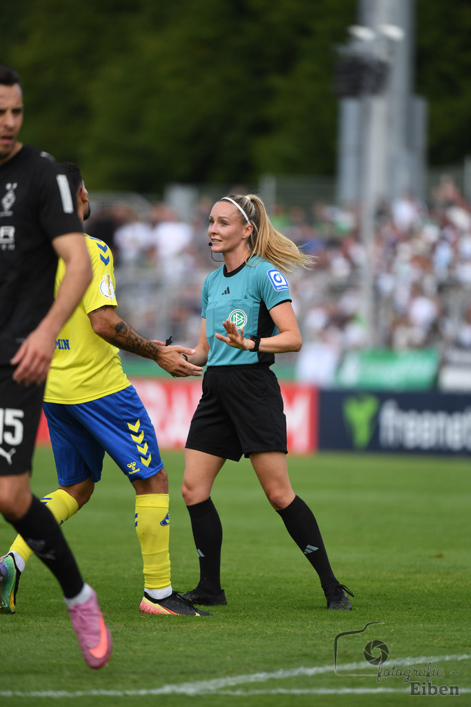 SV Atlas-Delmenhorst-Borussia Mönchengladbach | DFB-Pokal 1. Runde;SV Atlas Delmenhorst (gelb)-Borussia Mönchengladbach (schwarz) am 17.08.2025 in Oldenburg (Marschweg-Stadion), Photo: Philip Eiben 2025 - Realisiert mit Pictrs.com