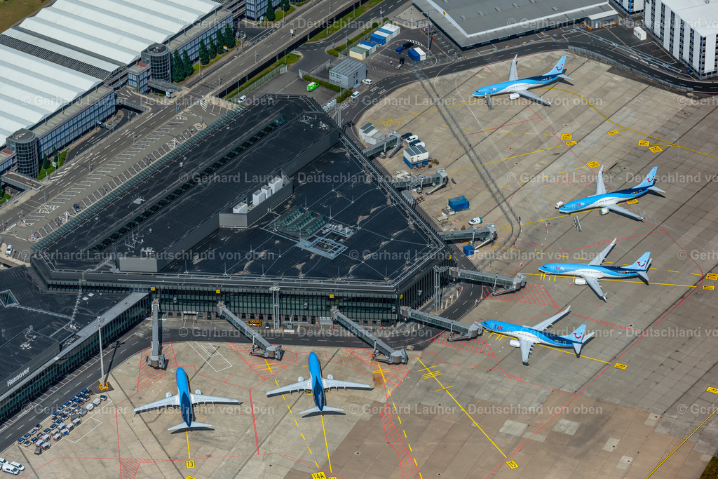 4030892 | LANGENHAGEN 02.06.2020 Abfertigungs- Gebäude und Terminals auf dem Gelände des Flughafen " Flughafen Hannover " an der Flughafenstraße in Langenhagen im Bundesland Niedersachsen, Deutschland. // Dispatch building and terminals on the premises of the airport "Flughafen Hannover" on Flughafenstrasse in Langenhagen in the state Lower Saxony, Germany. Foto: Gerhard Launer