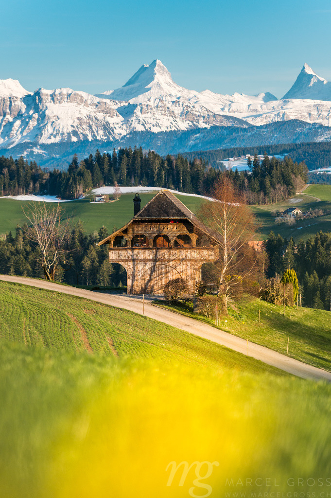 traditional Bernese farmhouse called Stöckli in front of the mighty Schreckhorn and Finsteraarhorn | Die ideale Geschenkidee für Naturliebhaber. Naturbilder von Marcel Gross Photography für ihr Zuhause in den verschiedensten Formaten und Materialien. - Realisiert mit Pictrs.com