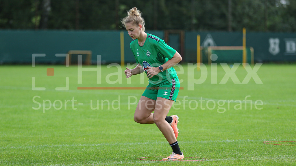 Fussball, Google Pixel Frauen-Bundesliga, Training SV Werder Bremen | v.li.: Saskia Matheis (SV Werder Bremen, 19) bei einer Trainingsübung