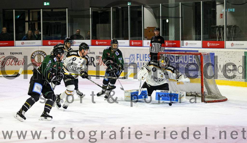 2022-09-23_112_TSV_Erding_gegen_EV_Fuessen | Erding, Deutschland, 23.09.2022:
Eishockey, Bayernliga 2022 / 2023, Testspiel, TSV Erding gegen EV Füssen, Endergebnis: 1:3

Jörg Noack (EV Füssen, #70), Florian Zimmermann (Erding Gladiators, #5), Torwart Benedikt Hötzinger (EV Füssen, #29)

Foto: Christian Riedel / fotografie-riedel.net