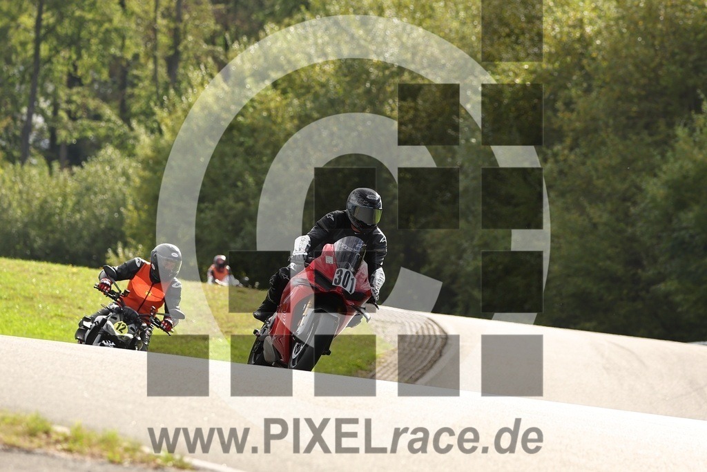 0301-20260907_01233 | Schöne Erinnerungen an spannende Momente - das festzuhalten ist unser Job. PIXELrace.de ist seit 2003 auf den Rennstrecken Europas unterwegs um die Action draußen beim Fahren und die wunderbare Stimmung imm Fahrerlager für euch einzufangen.