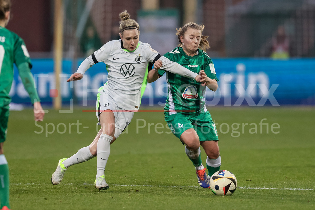 Fussball, Google Pixel Frauen-Bundesliga, SV Werder Bremen - VfL Wolfsburg | v.li.: Svenja Huth (VfL Wolfsburg, 10) und Ricarda Walkling (SV Werder Bremen, 13) im Zweikampf, Duell, Dynamik, Aktion, Action, Spielszene, DIE DFB-RICHTLINIEN UNTERSAGEN JEGLICHE NUTZUNG VON FOTOS ALS SEQUENZBILDER UND/ODER VIDEOÄHNLICHE FOTOSTRECKEN. DFB REGULATIONS PROHIBIT ANY USE OF PHOTOGRAPHS AS IMAGE SEQUENCES AND/OR QUASI-VIDEO.