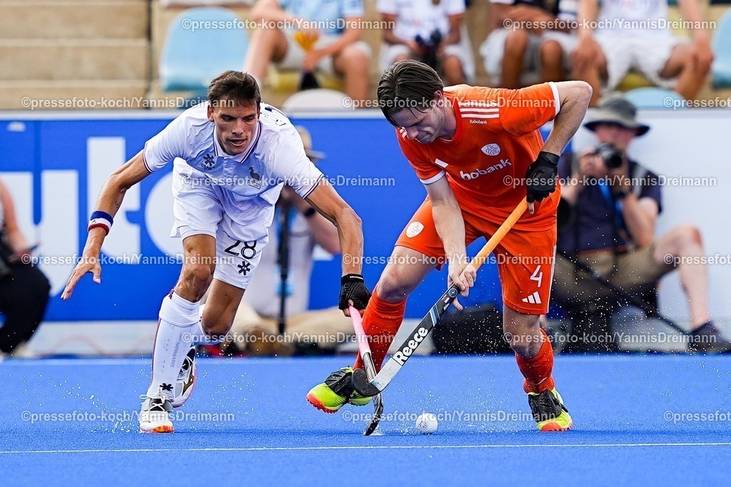 xydrx14082503003 | 14.08.2025, xydrx, Herren EuroHockey Championship 2025, Halbfinale, Niederlande - Frankreich, Sparkassenpark Mönchengladbach: Timothee Clement (FRA #28) im Zweikampf gegen Lars Balk (NED #4)