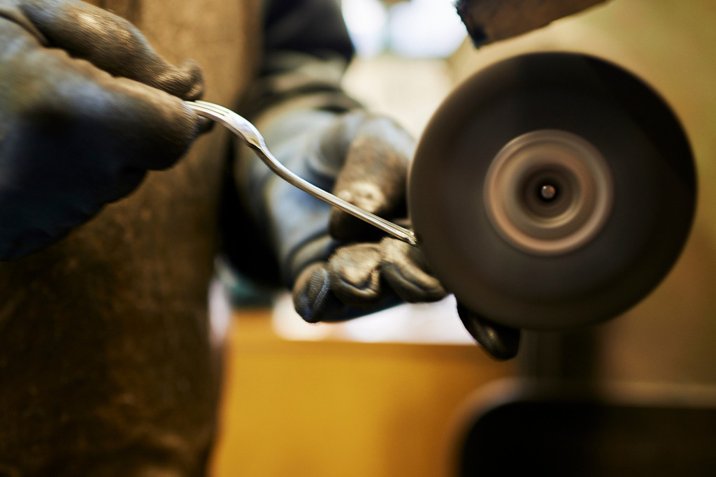 Gregor Dalibor beim polieren des Bestecks | Wien, Austria - February 22, 2017: Wiener Silbermanufactur;  Gregor Dalibor beim polieren des Bestecks. - Realisiert mit Pictrs.com