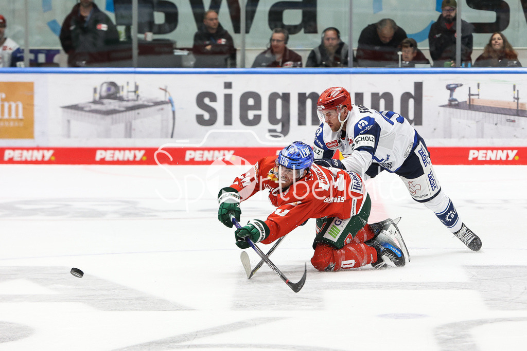 Augsburger Panther - Schwenninger Wild Wings | Chris COLLINS (AEV #10) im Duell mit Tyson SPINK (SERC #96)