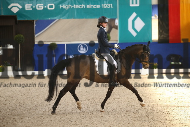 Pforzheim_2022_Ponydressur_Kl.L_Mila Seiderer_Cosimo P (3) | Alle Fotos der Reiterjournal Fotografin Doris Matthaes im Reiterjournal Online-Fotoshop. - Realizado com Pictrs.com