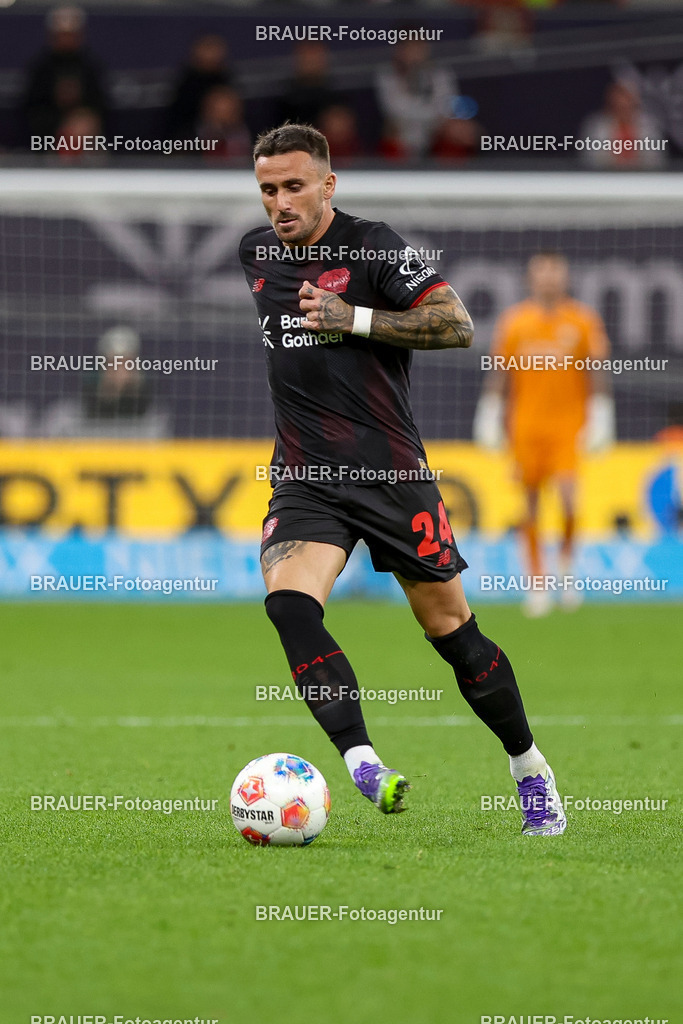 Bayer 04 Leverkusen vs Eintracht Frankfurt - Bundesliga  | Leverkusen, Deutschland, 12.09.25:   Aleix Garcia (Bayer 04 Leverkusen) in Aktion am Ball, Einzelaktion waehrend des Spiels der Bundesliga zwischen  Bayer 04 Leverkusen vs Eintracht Frankfurt in der BayArena(Foto von Brauer-Fotoagentur / Adrian Schlueter)
