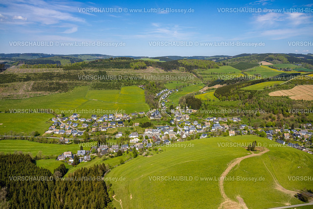 Schmallenberg240505609 | Luftbild, Wohngebiet Ortsansicht Ortsteil Westfeld, Grundschule Westfeld wird Kindergarten Kita und Dorfgemeinschaftshaus, Friedhof, umgeben von Wiesen und Feldern und Bergzug, Westfeld, Schmallenberg, Sauerland, Nordrhein-Westfalen, Deutschland