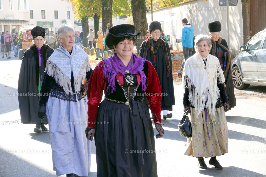 news-2022-Okt16-LJ_Erntedank_-TRACHTENFRAUEN-DSD04778 | Info aus dem Bezirk Reutte/Ausserfern Tirol sowie eine umfangreiche Bilddatenbank über die gesamte Region: Lechtal, Talkessel Reutte, Tannheimertal, Zwischentoren. Lech, Plansee, Zugspitze, Grenztunnel, B179, Fernpassstraße, Verkehr, Lawinen, Tradition, - Realisiert mit Pictrs.com