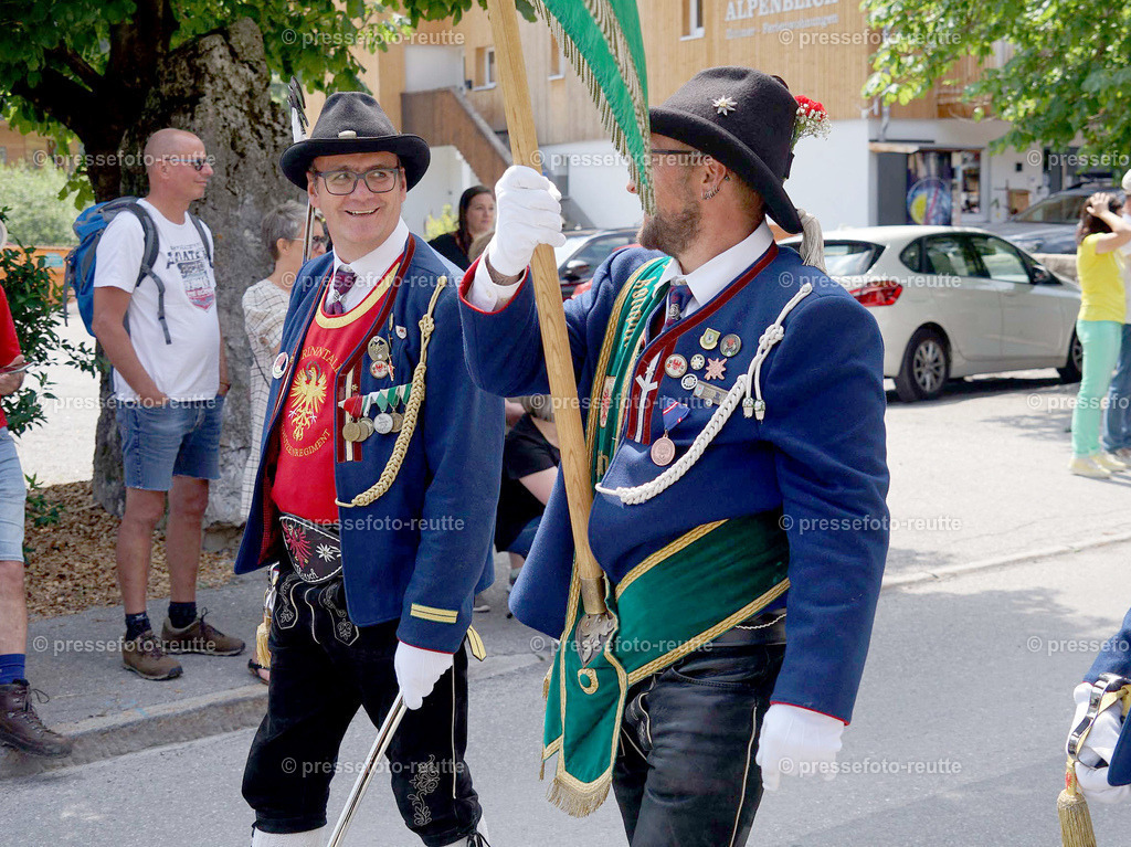 e17-news-2023-Juli23-Regimentsschuetzenfest3-Steeg-UMZUG_DORF-DSC07388 | Info aus dem Bezirk Reutte/Ausserfern Tirol sowie eine umfangreiche Bilddatenbank über die gesamte Region: Lechtal, Talkessel Reutte, Tannheimertal, Zwischentoren. Lech, Plansee, Zugspitze, Grenztunnel, B179, Fernpassstraße, Verkehr, Lawinen, Tradition, - Realisiert mit Pictrs.com