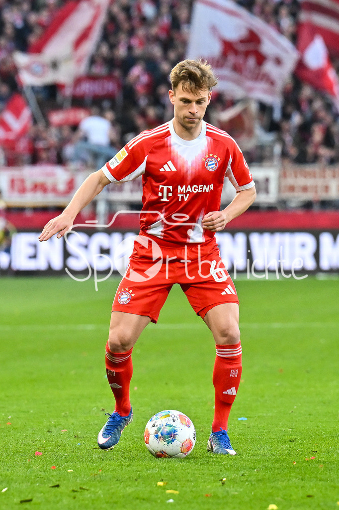 FC St. Pauli - FC Bayern München | ST. PAULI, DEUTSCHLAND - 11. APRIL: am Ball Joshua KIMMICH (FC Bayern Munich 6) / Einzelfoto / Freisteller während dem Bundesligamatch zwischen dem FC St. Pauli und dem FC Bayern München am 29. Spieltag im Millerntor Stadion / DFL REGULATIONS PROHIBIT ANY USE OF PHOTOGRAPHS AS IMAGE SEQUENCES AND/OR QUASI-VIDEO
