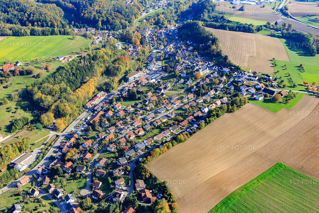Luftbild: Ortsansicht aus Nordwesten im Ortsteil Zizenhausen in Stockach im Bundesland Baden-Württemberg in Deutschland. Foto: IMG_119306.jpg vom 14.10.2019 durch Werner Riehm/FLY-FOTO.de