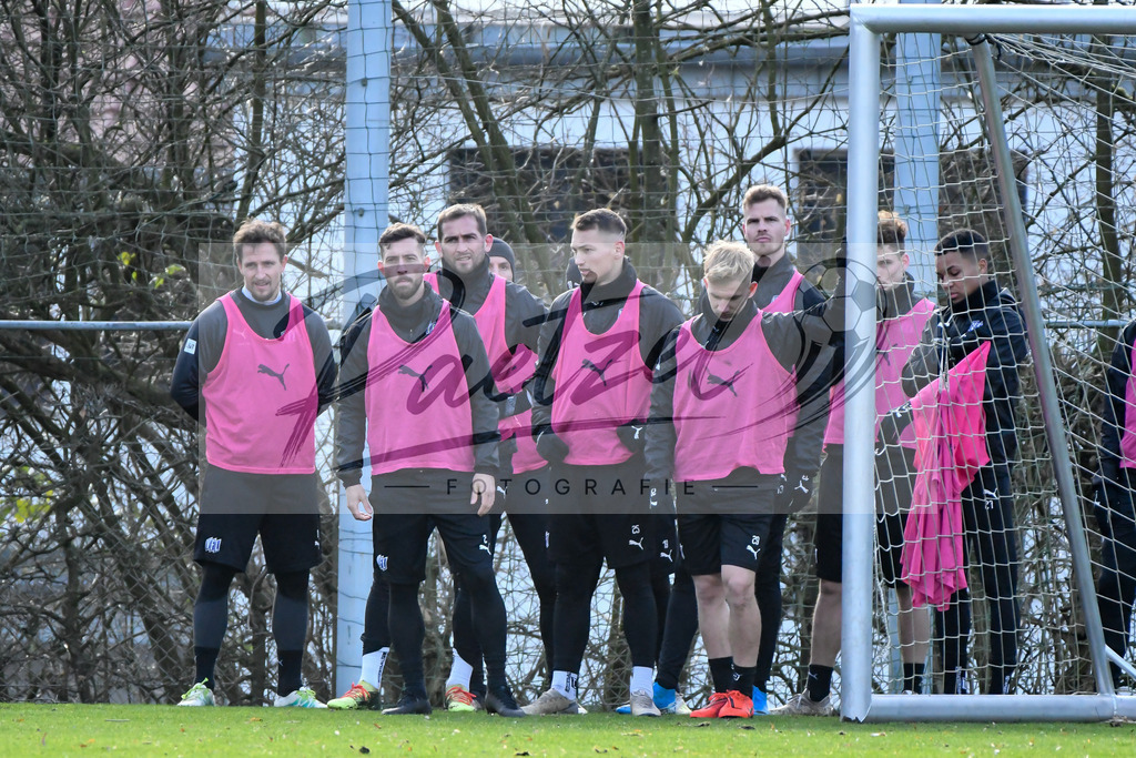 20200215_TRAOSN_0022 | Fussball, Herren: . Die Spieler vom VfL Osnabrueck waehrend der Trainingseinheit des VfL Osnabrueck im Sportpark Illoshoehe am 15.02.2020 in Osnabrueck, Deutschland. - Realisiert mit Pictrs.com