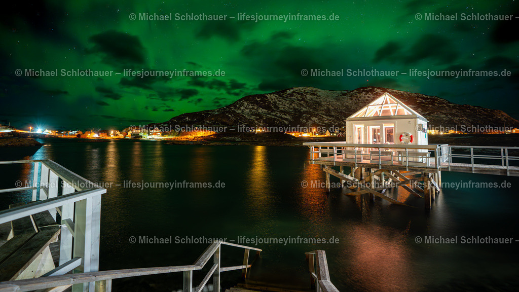 Northern Lights  - Hotel Somaroy - Norway | Wildlife- und Landschaftsfotografie als Wandbild, Poster & mehr. Einzigartige Naturmomente aus Neuseeland, Norwegen & weltweit – fotografiert von Michael Schlothauer. - Realisiert mit Pictrs.com