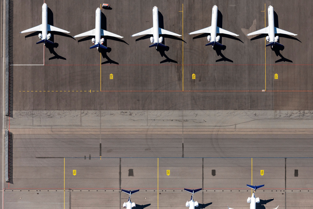 dr__0052154.jpg | MüNCHEN-FLUGHAFEN 23.04.2020 Passagierflugzeuge der Lufthansa, aufgrund des Corona Lockdowns auf der Parkposition - Abstellfläche auf dem Flughafen in München-Flughafen im Bundesland Bayern, Deutschland. // Passenger airplane of Lufthansa, aufgrund of Corona Lockdowns in parking position - parking area at the airport in Muenchen-Flughafen in the state Bavaria, Germany. Foto: Daniel Reiter