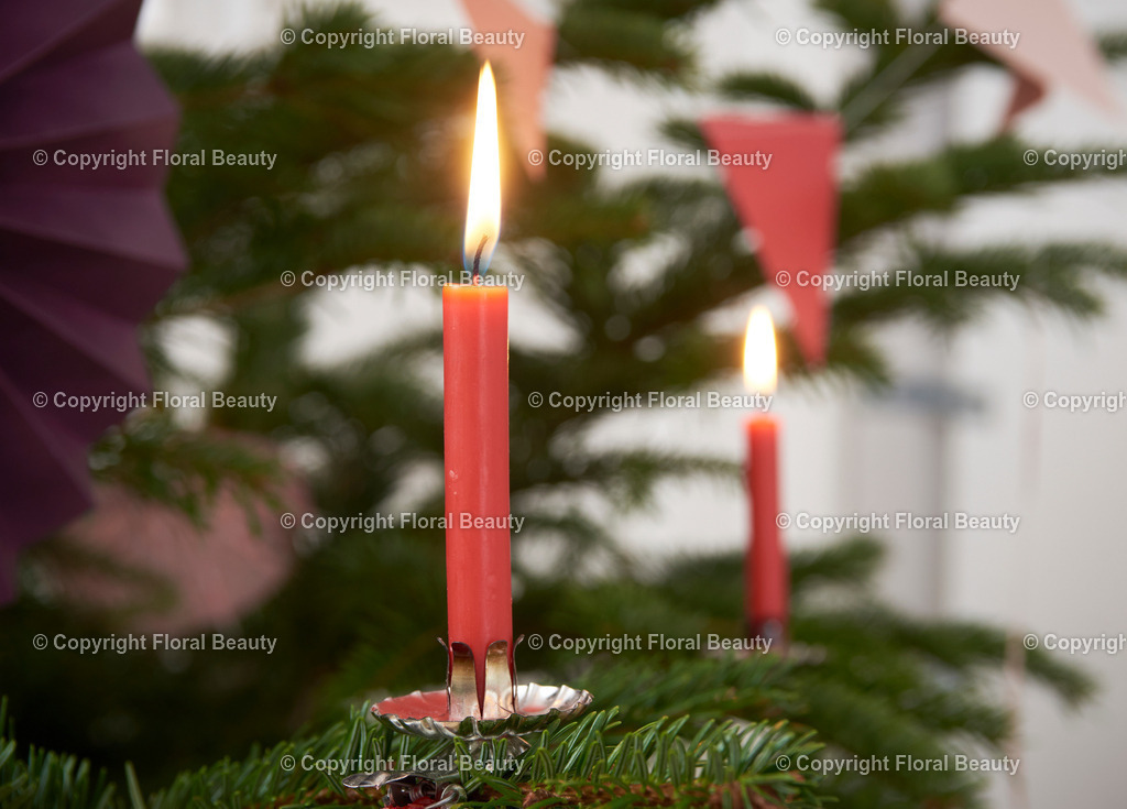 Modern geschmückter Tannenbaum | rote Kerzen am Weihnachtsbaum - Realisiert mit Pictrs.com
