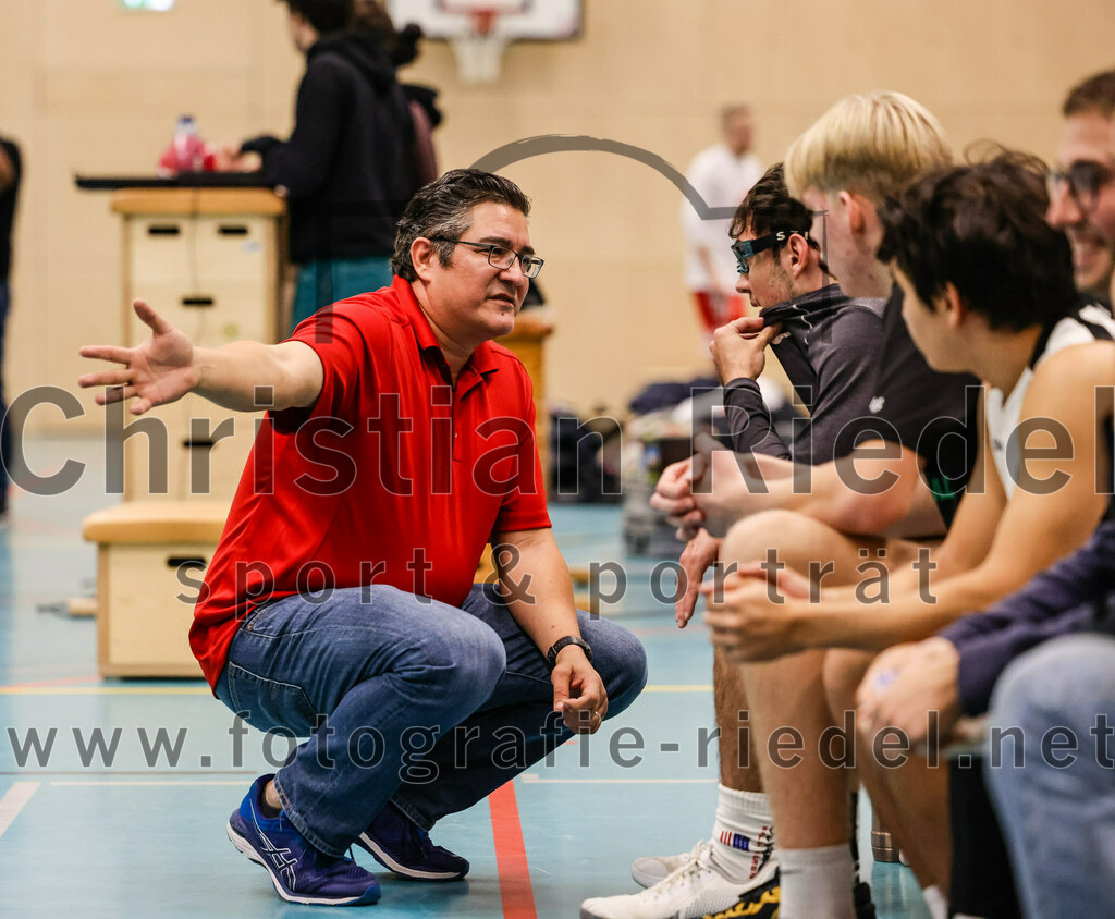 2022-12-03_051_TSV_Vaterstetten_gegen_TG_Landshut | Vaterstetten, Deutschland, 03.12.2022:
Basketball, Bayernliga Herren Südost 2022 / 2023, 7. Spieltag, TSV Vaterstetten gegen TG Landshut, Endergebnis: 71:78

Trainer Daniel Paz (TSV Vaterstetten)

Foto: Christian Riedel / fotografie-riedel.net