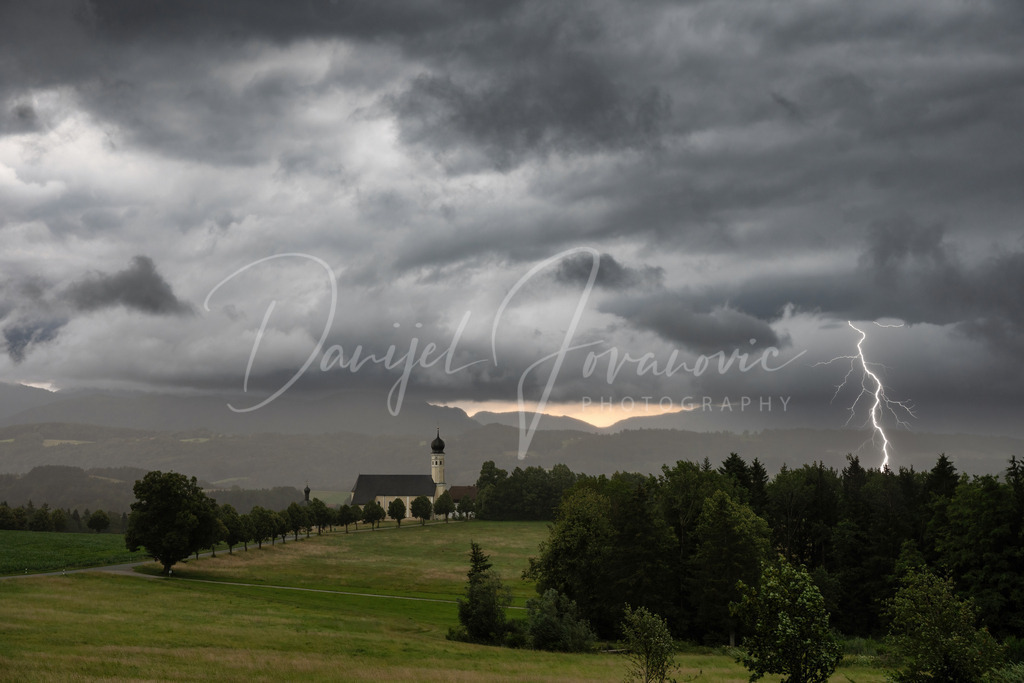 Willparting | Blitzeinschlag neben der Kirche von Willparting am Irschenberg