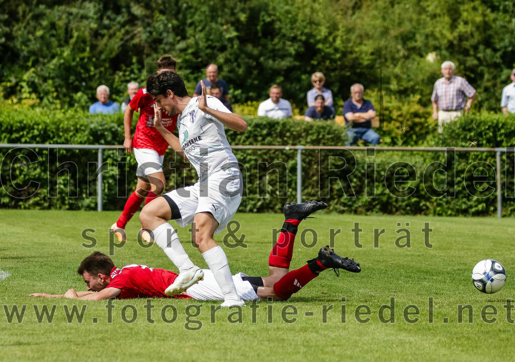 2023-07-30_063_FC_Lengdorf_gegen_SpVgg_Altenerding | Lengdorf, Deutschland, 30.07.2023:
Fußball, Kreisliga 2023 / 2024, 1. Spieltag, FC Lengdorf gegen SpVgg Altenerding, Endergebnis: 1:1

Tobias Lechner (FC Lengdorf, #13), Pedro Flores (SpVgg Altenerding, #6)

Foto: Christian Riedel / fotografie-riedel.net