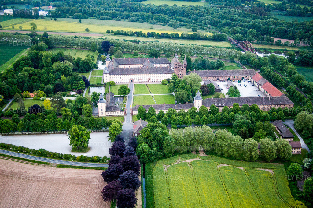 Luftbild: Gebäudekomplex des Klosters Schloss/Kloster Corvey (UNESCO Weltkulturerbe) - NRW in Höxter im Bundesland Nordrhein-Westfalen in Deutschland. Foto: IMG_079639.jpg vom 24.05.2015 durch Werner Riehm/FLY-FOTO.de