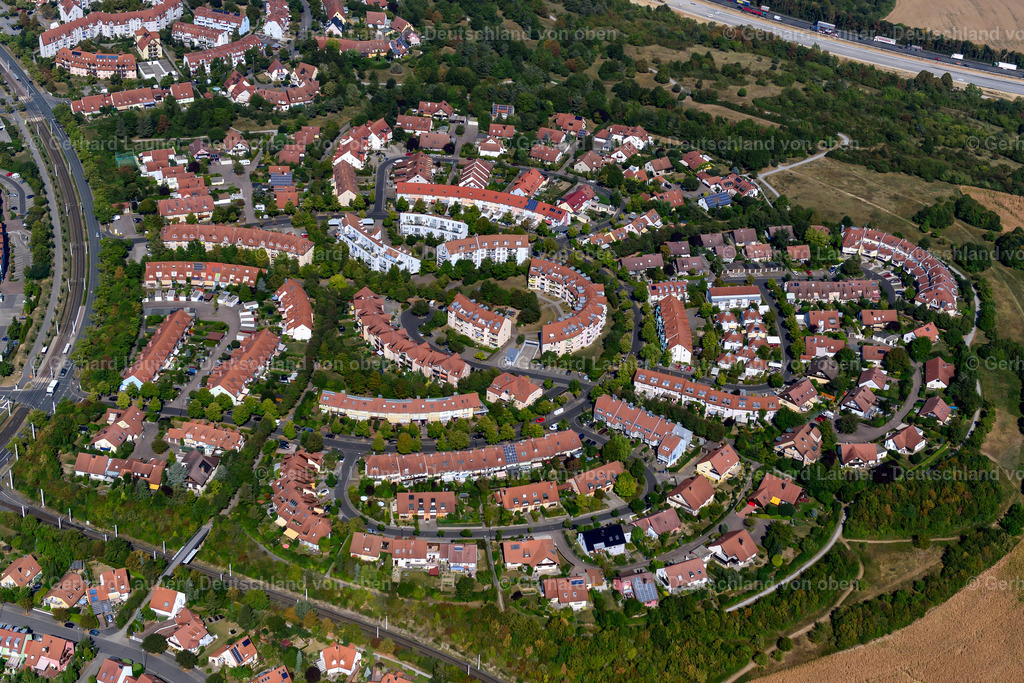 3650704 | HEUCHELHOF 13.09.2016 Wohngebiet - Mischbebauung der Mehr- und Einfamilienhaussiedlung  in Heuchelhof im Bundesland Bayern, Deutschland // Residential area - mixed development of a multi-family housing estate and single-family housing estate  in Heuchelhof in the state Bavaria, Germany Foto: Gerhard Launer
