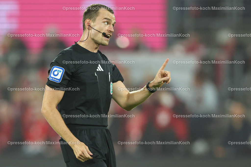 Koe14092402082 | 14.09.2024, 2. Fußball Bundesliga, 1. FC Köln - 1. FC Magdeburg, RheinEnergieSTADION, Saison 2024 2025: Schiedsrichter Richard Hempel (SR) gestikulierendDFB regulations prohibit any use of photographs as image sequences and or quasi-video.