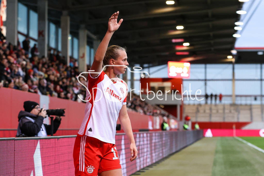 FC Bayern München Frauen - SV Werder Bremen Frauen | Beim Eckball Klara BUEHL (FCB #17) / Freisteller / Einzelfoto