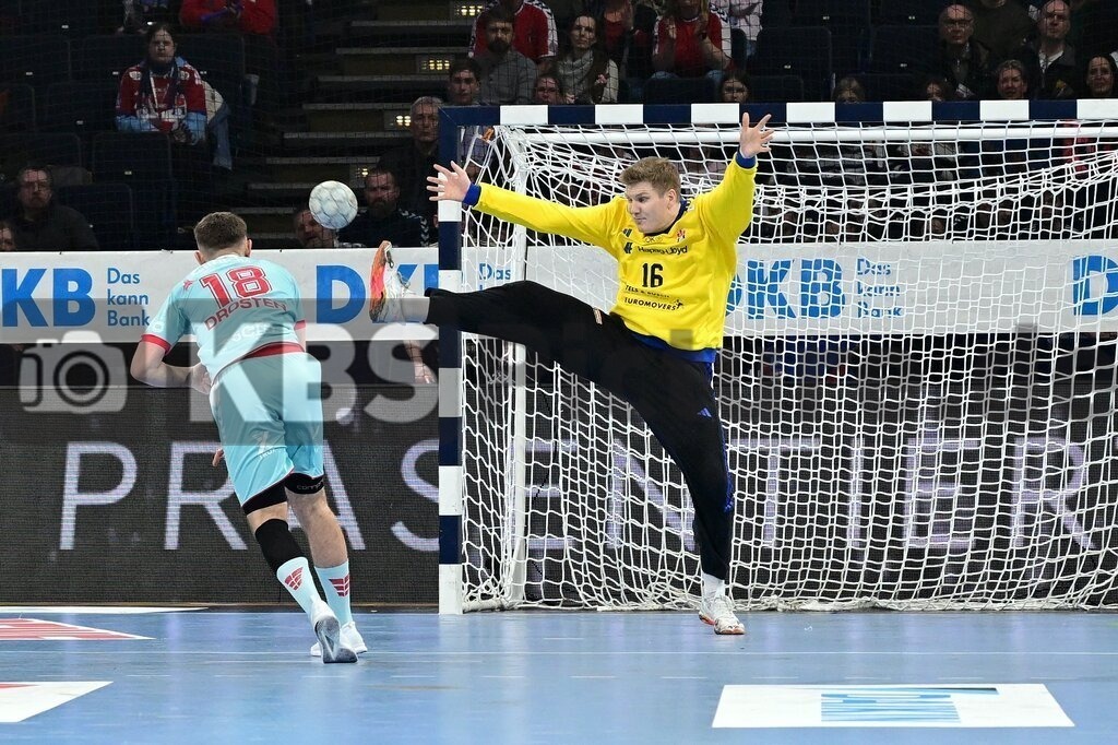 KBS Picture_HSVH-Melsungen_006 | v.l. Drosten Florian (MT Melsungen) und Haug Robin (HSV Hamburg) haelt den 7meter ,Sportarena :  Barclays Arena Hamburg, - Realisiert mit Pictrs.com