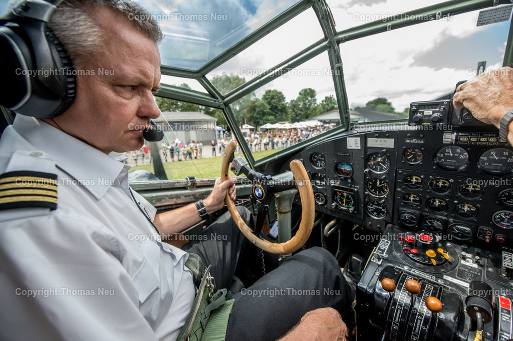 DSC_3318 | Flugtag bei der Segelflugruppe und ich im Cockpit über die Schulter des Piloten fotografiert,  , ,, Bild: Thomas Neu