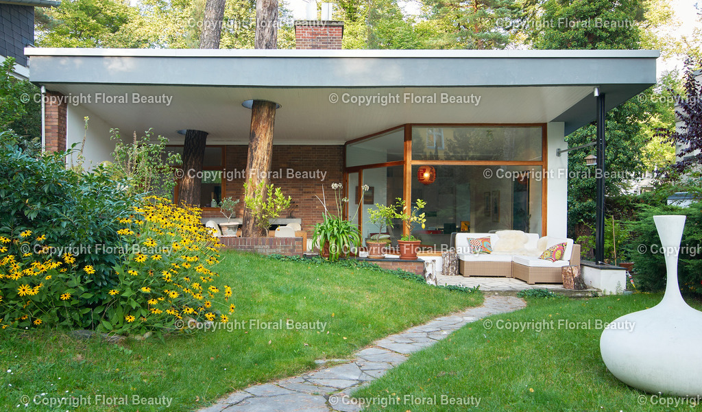 60er Jahre Bungalow | Der Architekt Klaus Schäfer hat 1961 dieses Bungalow in Berlin Dahlem am Rande des Grunewalds gebaut. Aufgrund der dicht stehenden Kiefern musste sich den Gegebenheiten angepasst werden und die Bäume in die Architektur integriert werden.
Bezeichnend für die 60er Jahre Architektur ist das Flachdach, alle Haupträume vornehmlich auf einer Ebene, der Bruchsteinboden, die großen Fensterfronten, die Verbindung von Innen-und Aussenräumen (großzügige Terrasse) durch Fortführung des Bodenbelags, eingebaute Schrankwände mit elfenbeinfarbenem Schleiflack. - Realisiert mit Pictrs.com