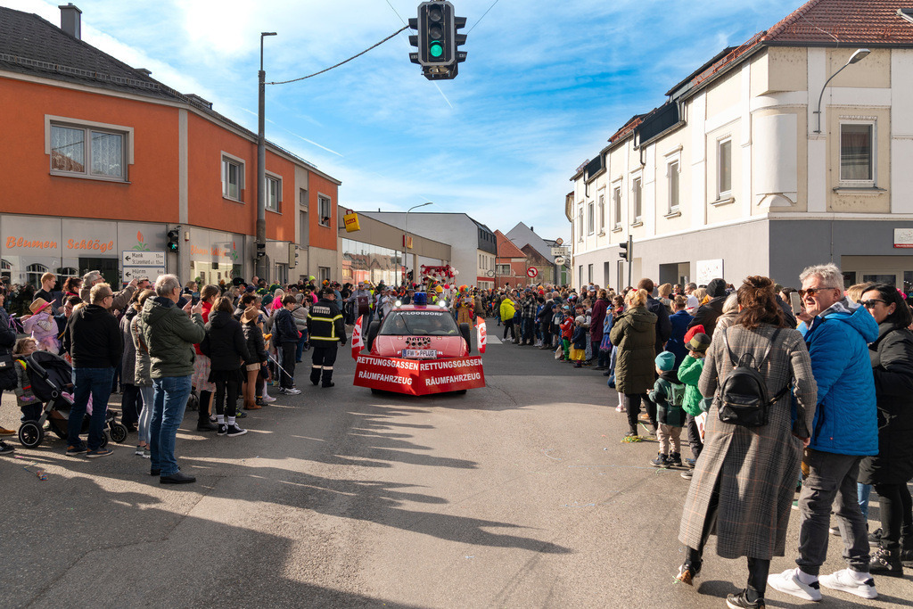 Umzug2025-087_8985 | Fotostrecke: FASCHINGSUMZUG 2025 in Loosdorf. 22 Masken(gruppen)-Teilnehmer: Loosdorfer Vereine, Wirtschaftstreibende, Gemeindeabordnungen sowie Kreditinstitute. rund 700 Besucher entlang der Hauptstrasse. Veranstaltungs-Sicherung durch Mannschaft der FF-Loosdorf mit schwerem Gerät. Maskenprämierung am EKZ-Platz durch Bgm. Thomas Vasku in den Kategorien: Bester Festwagen (Fa. gkonzept-Groissenberger; Beste Personengruppe-ASK-Loosdorf; Beste Einzelperson; Weiteste Anreise-FF Schollach;
