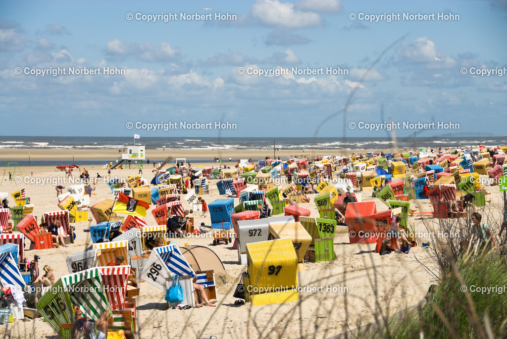 Reisefotografie - Deutschland - Badestrand von Langeoog | Farbenfrohe Strandkoerbe am Badestrand der ostfriesischen Insel Langeoog. - Realisiert mit Pictrs.com