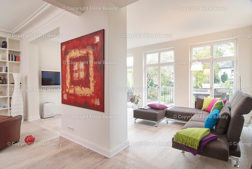 Modernes Wohnzimmer mit braunem Sofa | Braunes Sofa im Wohnzimmer dekoriert mit bunten Kissen und Decken. Rotes Wandbild, Fernseher, Wanddruchbruch. Blick auf die Terrasse. - Realized with Pictrs.com
