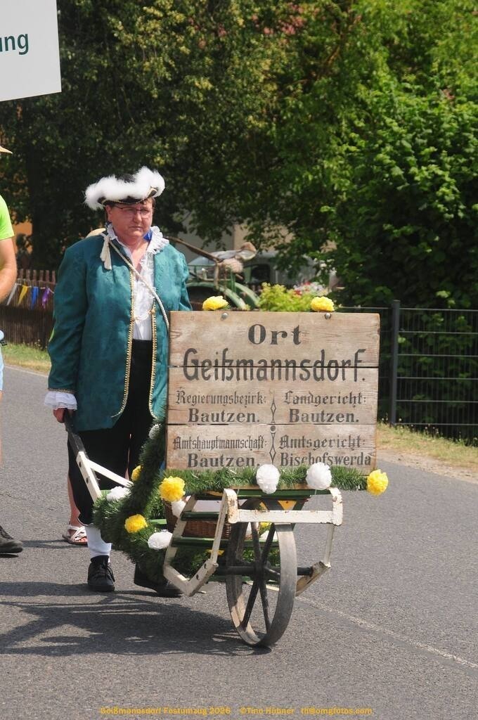 Geißmannsdorf-2026-Festumzug-068 | Festumzug in Geißmannsdorf bei Bischofswerda im Juni 2026. Fotografische Eindrücke und Momentaufnahmen vom Festumzug anläßlich des 800-jährigen Bestehens von Geißmannsdorf - mit Teilnehmern und Gästen, Strohpuppen und geschmückten Vorgärten und Grundstücken - Realisiert mit Pictrs.com