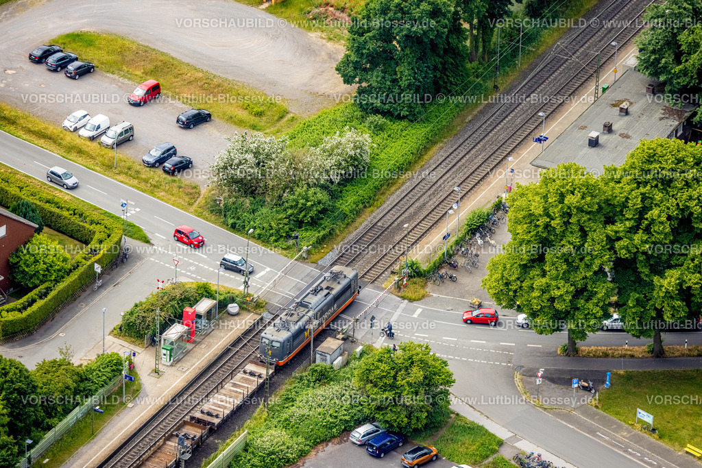 Haltern220602693 | Luftbild, Güterzug am Bahnübergang Stockwieser Damm, Haltestelle Sythen, Sythen, Haltern am See, Ruhrgebiet, Nordrhein-Westfalen, Deutschland