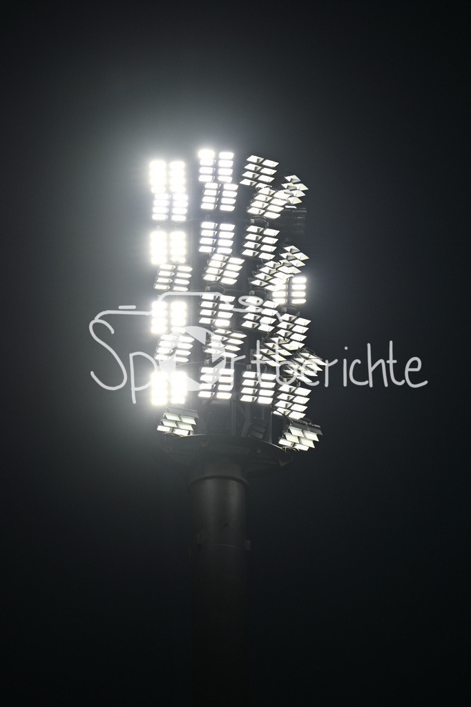 FC Bayern Amateure - FC Augsburg II | Im Bild der Flutlichtmasten des Gruenwalder STadions in Muenchen / Flutlicht / Abendspiel / Symbolbild / Regionalliga Bayern: FC Bayern Muenchen II - FC Augsburg II, Gruenwalder Stadion am 14.03.2025